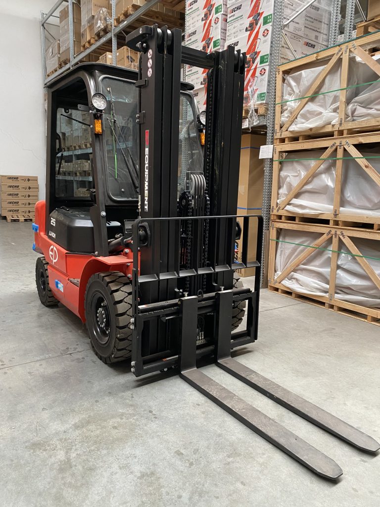 EP EFL252 li-ion rendszerű, négytámaszú elektromos homlokvillás targonca