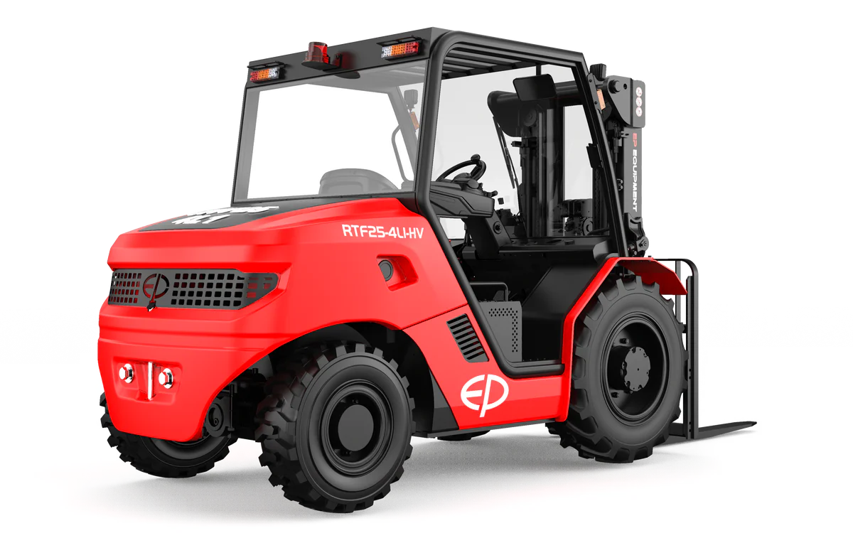 EP tereptargonca - terepes targonca, Aki dolgozott már terepen, tudja a szabályt: sárba, homokba és nehéz terepviszonyok közé dízelmotor kell. Eddig legalábbis így hittük