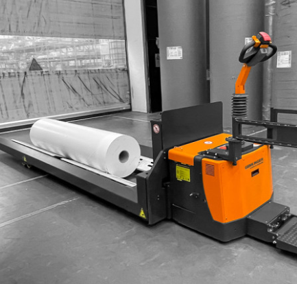 Speciális megoldások extrém raktári kihívásokra: a beszerzési osztály kiválaszt egy targoncát a gyártó katalógusából, a papíron minden stimmel, majd az első üzemnapok egyikén kiderül, hogy a raktár folyosója tíz centivel szűkebb a minimálisan szükségesnél. Vagy a padlóburkolat teherbírása nem felel meg a gép tengelyterhelésének.