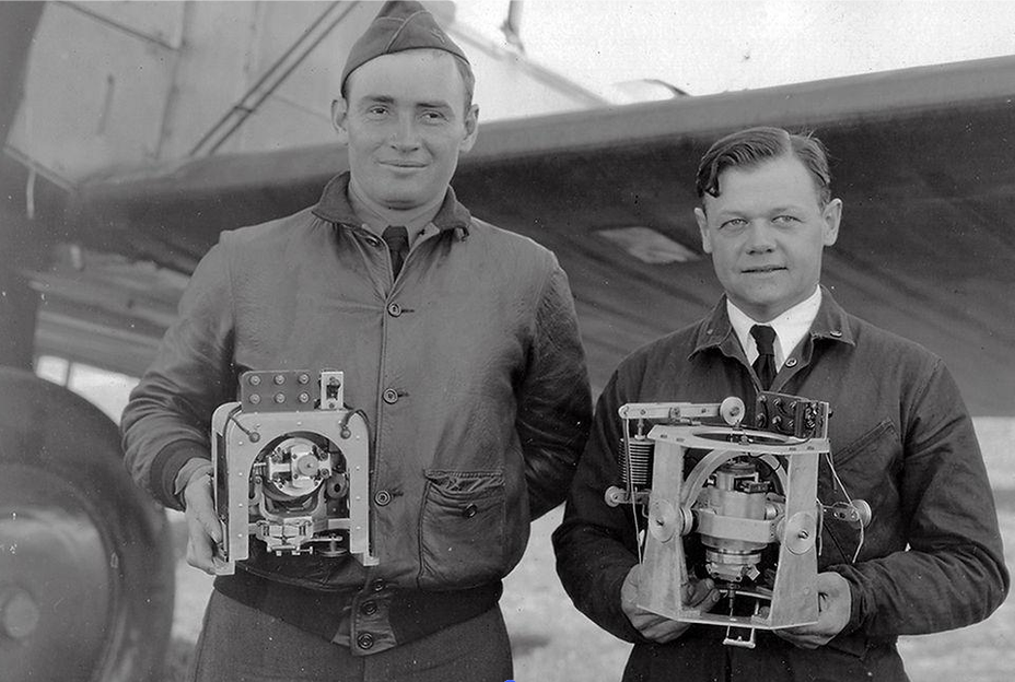 1. Lawrence Sperry 1914-es robotpilóta-bemutatója Az eredeti történelmi esemény fényképei, amelyeken Sperry és segítője a Curtiss C-2 repülőgéppel látható. Forrás: MONRONeYnews – Celebrating 100 Years of Autopilot Képek megjelölt eredete: Glenn H. Curtiss Museum, illetve Historic Wings / Thomas Van Hare.