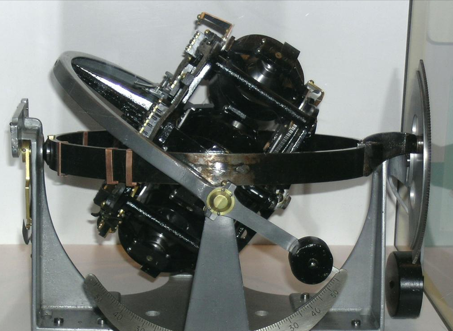 Az eredeti Sperry giroszkópos stabilizátor A Smithsonian National Air and Space Museum gyűjteményében szereplő eredeti szerkezet. Kilenc dokumentációs kép érhető el róla. Forrás: Smithsonian – Sperry Gyro Stabilizer (1914)