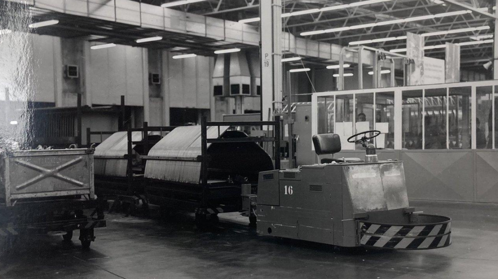 1954-ben Arthur Barrett és a Barrett Electronics úttörő megoldást mutatott be. A Guide-O-Matic néven ismert vezető nélküli anyagmozgató járművet egy előre kialakított vezetőrendszer irányította. Barrett-Cravens / Savant Automation: Korai AGV-jármű, 1954; reprodukálva a Chalmers University of Technology tanulmányában.